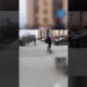 IDIOCI na hulajnogach doprowadzają do groźnego wypadku!