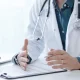 Lekarze zarabiają po 80 tys. zł miesięcznie. Dyrektorzy są "wręcz szantażowani"