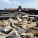 Niemieccy uczniowie pozowali w Auschwitz, wykonując rasistowski gest